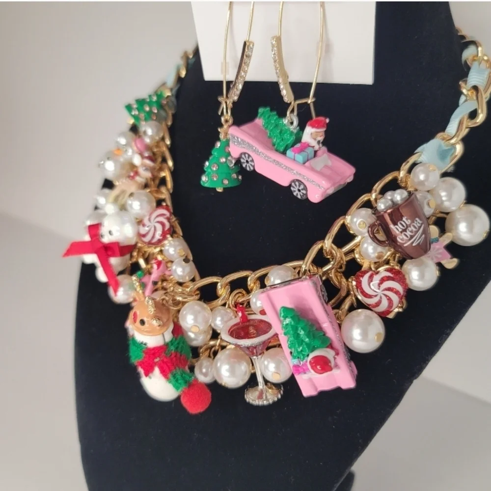 ❄️ Betsey Johnson Christmas necklace and matching earrings set ❄️